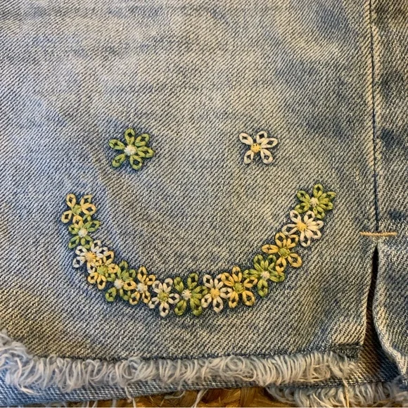 Old Navy Cut Off Shorts Happy Face Embroidered Flower Denim Girls 18 Plus - Picture 9 of 16